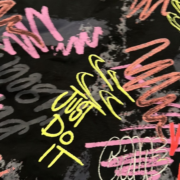 Girls Nike T-shirt - Picture 2 of 4